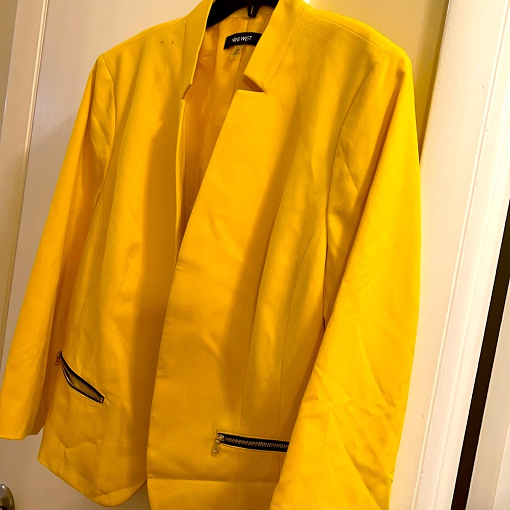 Great deep yellow suit jacket size 16W two functional zipper pocket hook closer